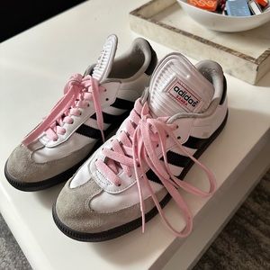 Samba Classic Adidas white/black sneakers with pink laces